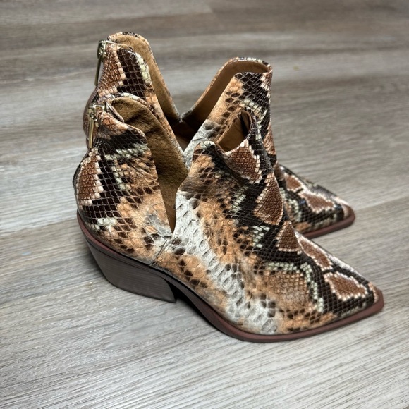 Vince Camuto Gannilla Western Python Snakeskin Leather Ankle Boots - Picture 3 of 9